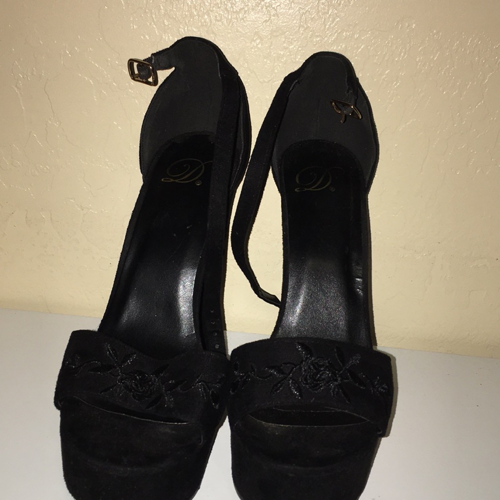 Black high heel that have rose in-printing